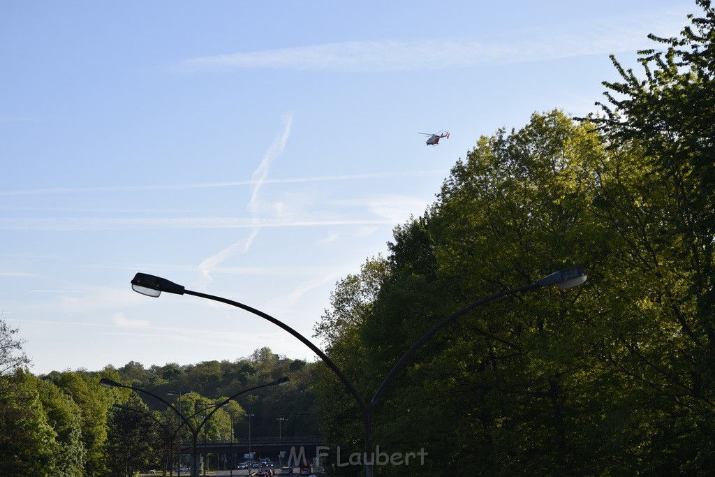 VU mit Fahrerflucht Koeln Vingst Vingster Ring Rich Hoehenberg P01.JPG - Miklos Laubert